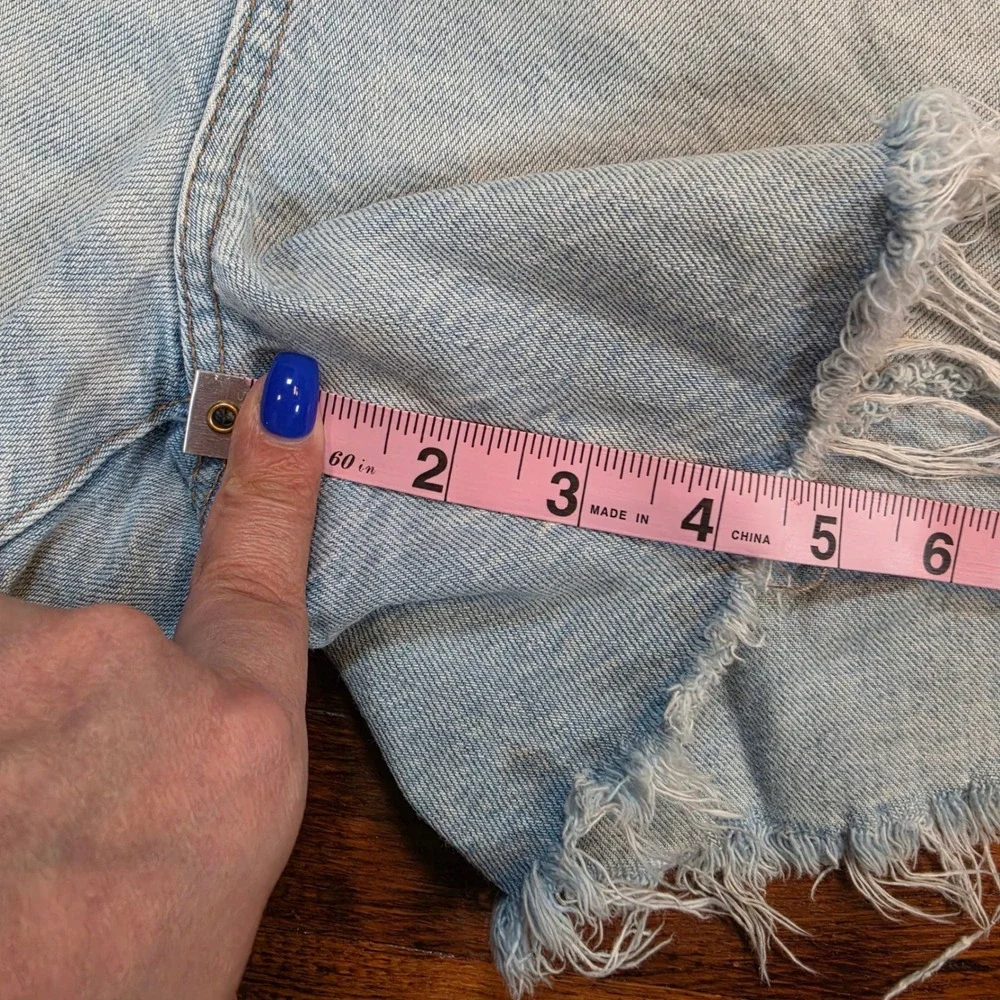 American Eagle Baggy Mom Shorts Womens 6 Light Wash Distressed High Rise Denim
